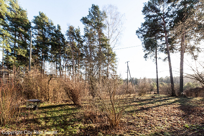 Iežogota teritorija ar metāla sētu, ieeja no ielas, atļauts būvēt divu stāvu ēku, ir Rīga - foto 5