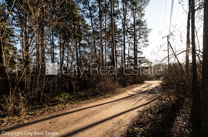 Iežogota teritorija ar metāla sētu, ieeja no ielas, atļauts būvēt divu stāvu ēku, ir Rīga - foto 10