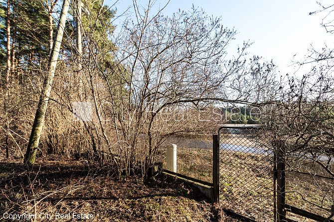 Iežogota teritorija ar metāla sētu, ieeja no ielas, atļauts būvēt divu stāvu ēku, ir Rīga - foto 7