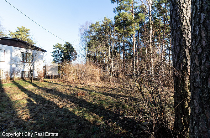 Iežogota teritorija ar metāla sētu, ieeja no ielas, atļauts būvēt divu stāvu ēku, ir Rīga - foto 2