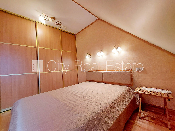 Pagalma ēka, labiekārtots apzaļumots pagalms, ieeja no pagalma, mansards, kāpņu telpa pēc Rīga - foto 5