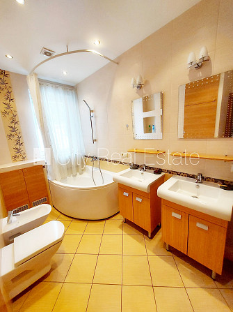 Pagalma ēka, labiekārtots apzaļumots pagalms, ieeja no pagalma, mansards, kāpņu telpa pēc Rīga - foto 13