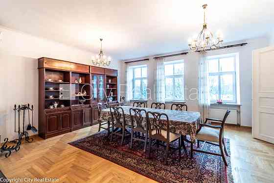 Фасадный дом, реновированный дом, кирпичные стены, фасад с декоративной Rīga