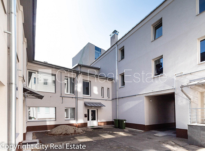 Pagalma māja, renovēta māja, labiekārtots apzaļumots pagalms, slēgts pagalms, kāpņu telpa Rīga - foto 14