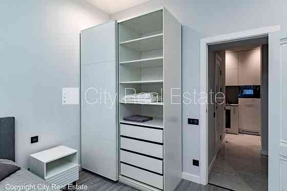 Дом во дворе, реновированный дом, благоустроенный озеленённый двор, закрытый Rīga