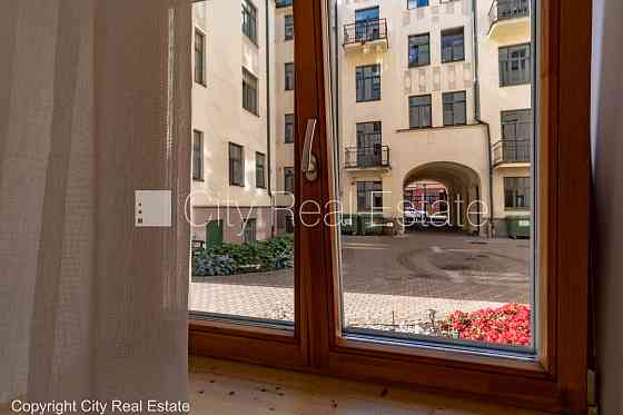 Дом во дворе, реновированный дом, благоустроенный озеленённый двор, закрытый Rīga