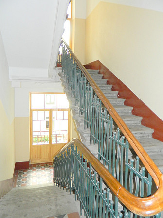 Fasādes māja, renovēta māja, slēgts pagalms, kāpņu telpa pēc kosmētiskā remonta, istabas Rīga - foto 16