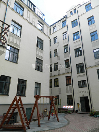 Fasādes māja, renovēta māja, slēgts pagalms, kāpņu telpa pēc kosmētiskā remonta, istabas Rīga - foto 18