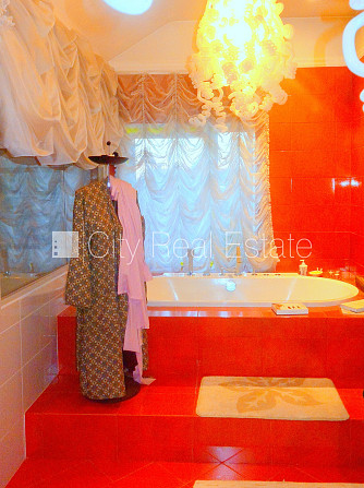 Земля в собственности, дом во дворе, кирпичные стены, благоустроенная Рига - изображение 20