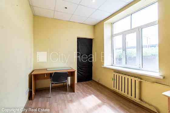 Здание во дворе, закрытый двор, въездные ворота оснащены автоматической Rīga