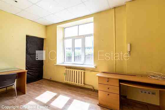 Здание во дворе, закрытый двор, въездные ворота оснащены автоматической Rīga