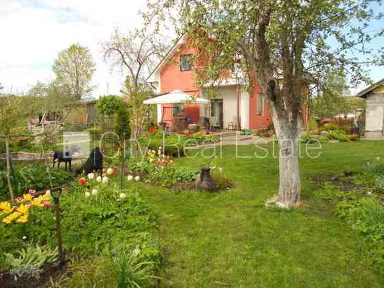 Благоустроенный озеленённый двор, подъездная дорога покрыта брущаткoй, Jelgava un Jelgavas novads