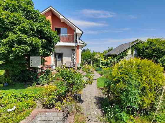 Благоустроенный озеленённый двор, подъездная дорога покрыта брущаткoй, Jelgava un Jelgavas novads