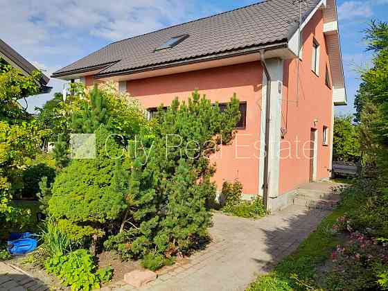 Благоустроенный озеленённый двор, подъездная дорога покрыта брущаткoй, Jelgava un Jelgavas novads