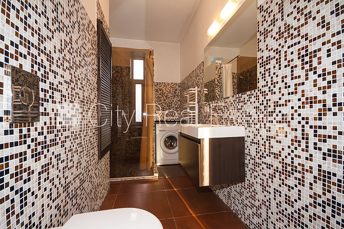 Fasādes māja, renovēta māja, labiekārtota apzaļumota teritorija, ieeja no ielas, kāpņu Rīga - foto 8