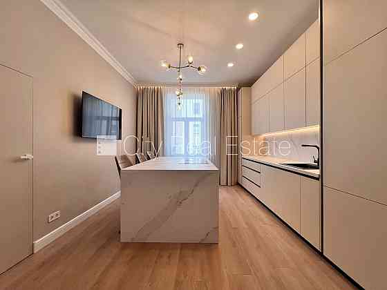 Фасадный дом, реновированный дом, возможность аренды парковки, лестничная клетка Rīga