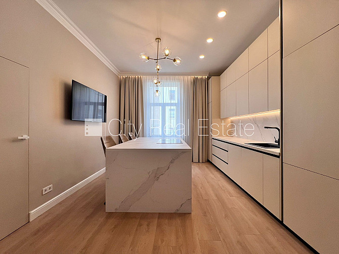 Fasādes māja, renovēta māja, iespēja nomāt autostāvvietu, kāpņu telpa pēc kapitālā Rīga - foto 3