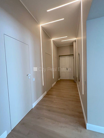 Fasādes māja, renovēta māja, iespēja nomāt autostāvvietu, kāpņu telpa pēc kapitālā Rīga - foto 12