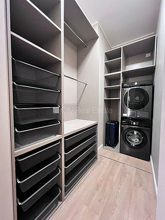 Fasādes māja, renovēta māja, iespēja nomāt autostāvvietu, kāpņu telpa pēc kapitālā Rīga - foto 10