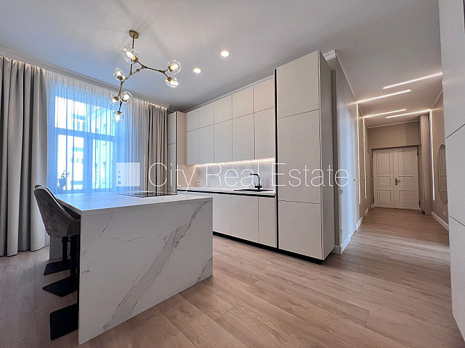 Fasādes māja, renovēta māja, iespēja nomāt autostāvvietu, kāpņu telpa pēc kapitālā Rīga - foto 1