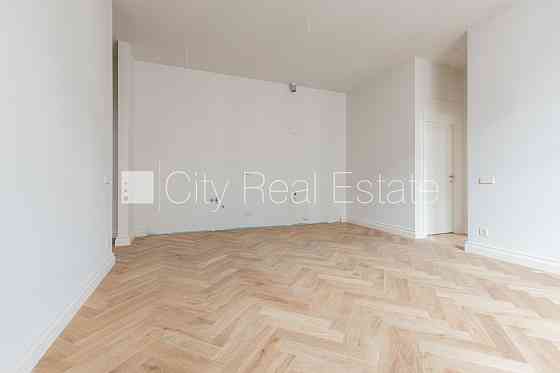 Здание во дворе, реновированный дом, закрытый двор, лифт, лестничная клетка после Rīga