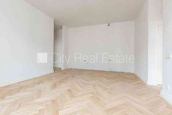 Здание во дворе, реновированный дом, закрытый двор, лифт, лестничная клетка после Rīga