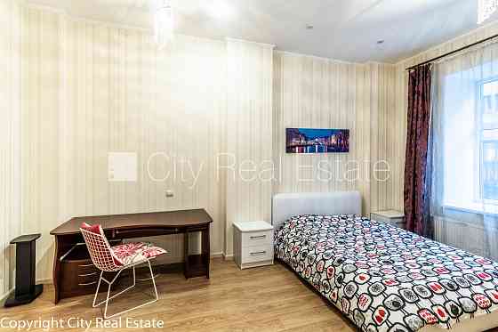 Фасадный дом, вход с улицы, окна выходят в обе стороны дома, количество спален 4 Rīga