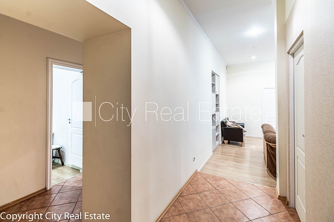 Fasādes māja, ieeja no ielas, logi vērsti mājas abās pusēs, guļamistabu skaits 4 gab., Rīga - foto 12