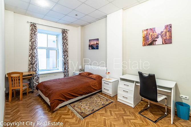 Fasādes māja, ieeja no ielas, logi vērsti mājas abās pusēs, guļamistabu skaits 4 gab., Rīga - foto 7