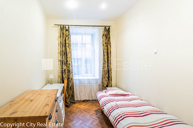 Fasādes māja, ieeja no ielas, logi vērsti mājas abās pusēs, guļamistabu skaits 4 gab., Rīga - foto 11