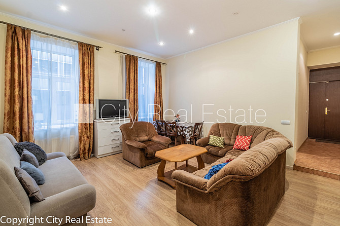 Fasādes māja, ieeja no ielas, logi vērsti mājas abās pusēs, guļamistabu skaits 4 gab., Rīga - foto 2