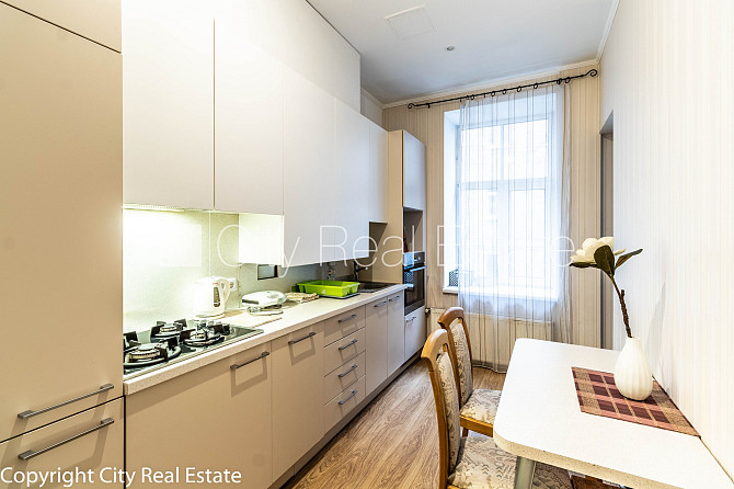 Fasādes māja, ieeja no ielas, logi vērsti mājas abās pusēs, guļamistabu skaits 4 gab., Rīga - foto 3