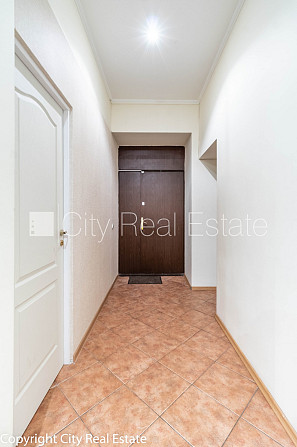 Fasādes māja, ieeja no ielas, logi vērsti mājas abās pusēs, guļamistabu skaits 4 gab., Rīga - foto 16