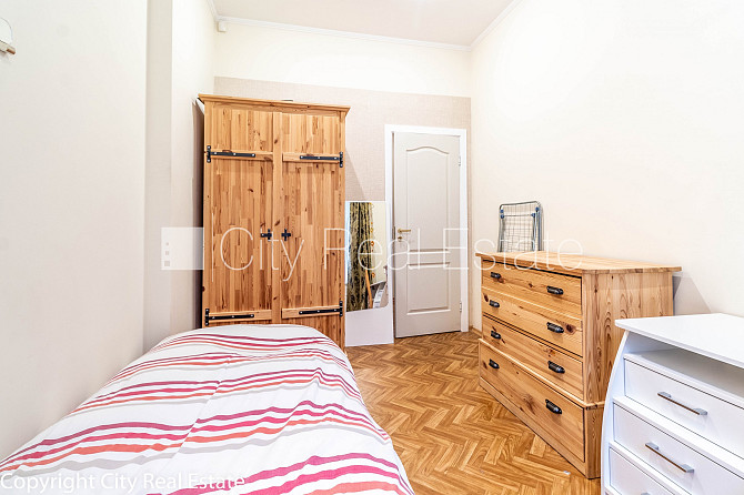 Fasādes māja, ieeja no ielas, logi vērsti mājas abās pusēs, guļamistabu skaits 4 gab., Rīga - foto 10