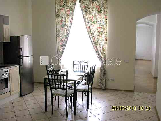 Фасадный дом, реновированный дом, закрытый двор, вход с улицы, лестничная клетка Рига