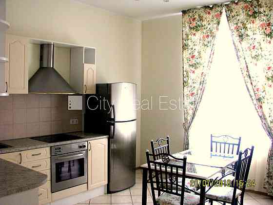 Фасадный дом, реновированный дом, закрытый двор, вход с улицы, лестничная клетка Рига