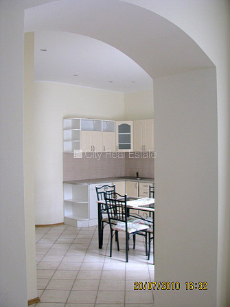 Fasādes māja, renovēta māja, slēgts pagalms, ieeja no ielas, kāpņu telpa pēc kapitālā Rīga - foto 4