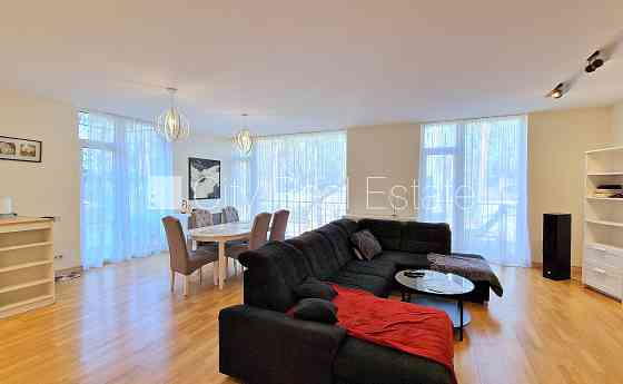 Новостройка, благоустроенный озеленённый двор, въездные ворота оснащены Jūrmala