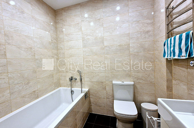 Jaunceltne, labiekārtots apzaļumots pagalms, teritorijas iebrauktuves vārti aprīkoti ar Jūrmala - foto 11