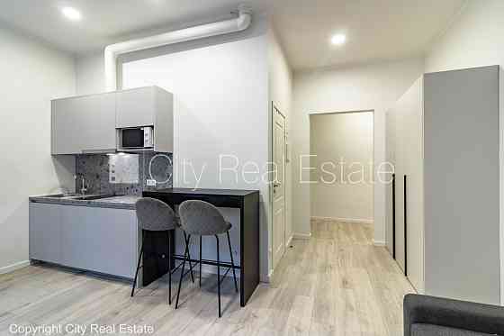 Дом во дворе, реновированный дом, лифт, лестничная клетка после капитального Rīga