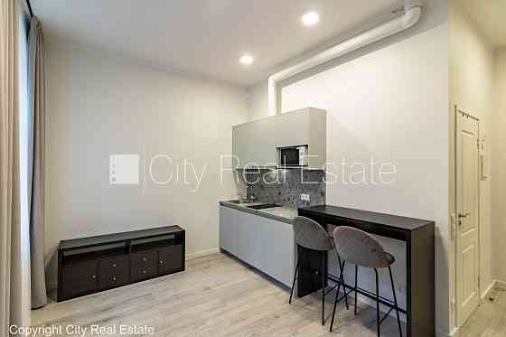 Дом во дворе, реновированный дом, лифт, лестничная клетка после капитального Rīga