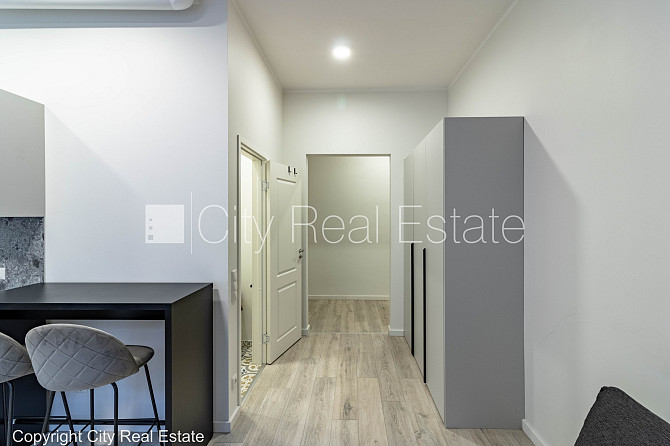 Pagalma māja, renovēta māja, ir lifts, kāpņu telpa pēc kapitālā remonta, studio tipa, Rīga - foto 6