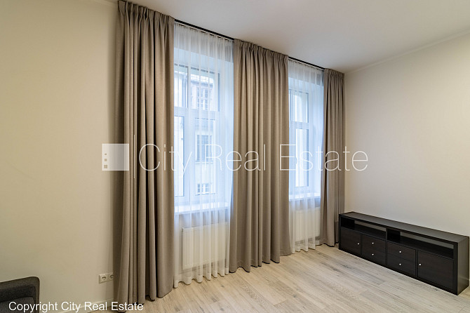 Pagalma māja, renovēta māja, ir lifts, kāpņu telpa pēc kapitālā remonta, studio tipa, Rīga - foto 7