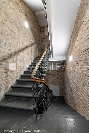 Pagalma māja, renovēta māja, ir lifts, kāpņu telpa pēc kapitālā remonta, studio tipa, Rīga - foto 14