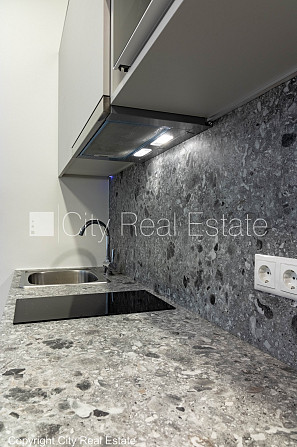 Pagalma māja, renovēta māja, ir lifts, kāpņu telpa pēc kapitālā remonta, studio tipa, Rīga - foto 4