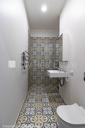 Pagalma māja, renovēta māja, ir lifts, kāpņu telpa pēc kapitālā remonta, studio tipa, Rīga - foto 11