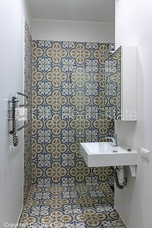 Pagalma māja, renovēta māja, ir lifts, kāpņu telpa pēc kapitālā remonta, studio tipa, Rīga - foto 9