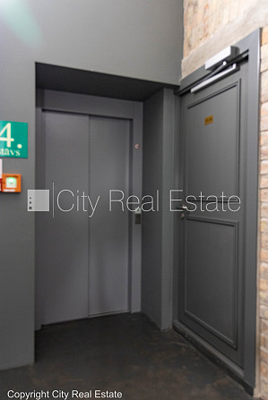 Pagalma māja, renovēta māja, ir lifts, kāpņu telpa pēc kapitālā remonta, studio tipa, Rīga - foto 15