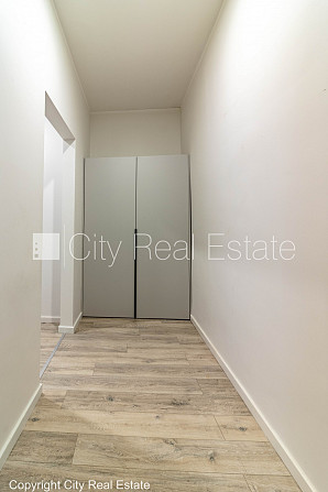 Pagalma māja, renovēta māja, ir lifts, kāpņu telpa pēc kapitālā remonta, studio tipa, Rīga - foto 13