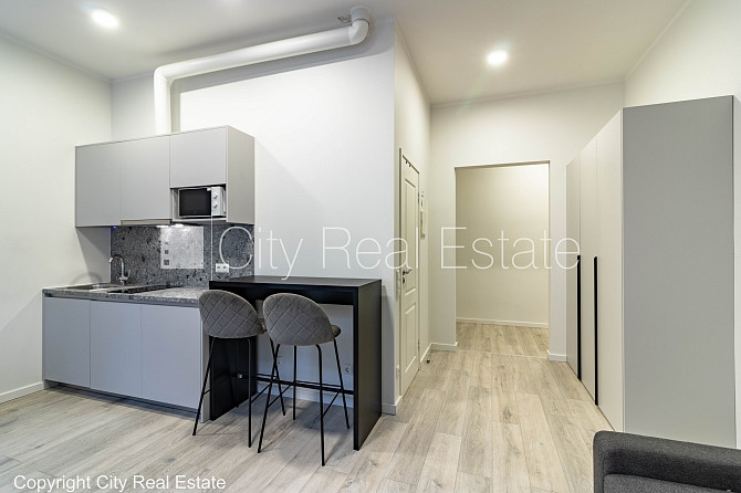 Pagalma māja, renovēta māja, ir lifts, kāpņu telpa pēc kapitālā remonta, studio tipa, Rīga - foto 3